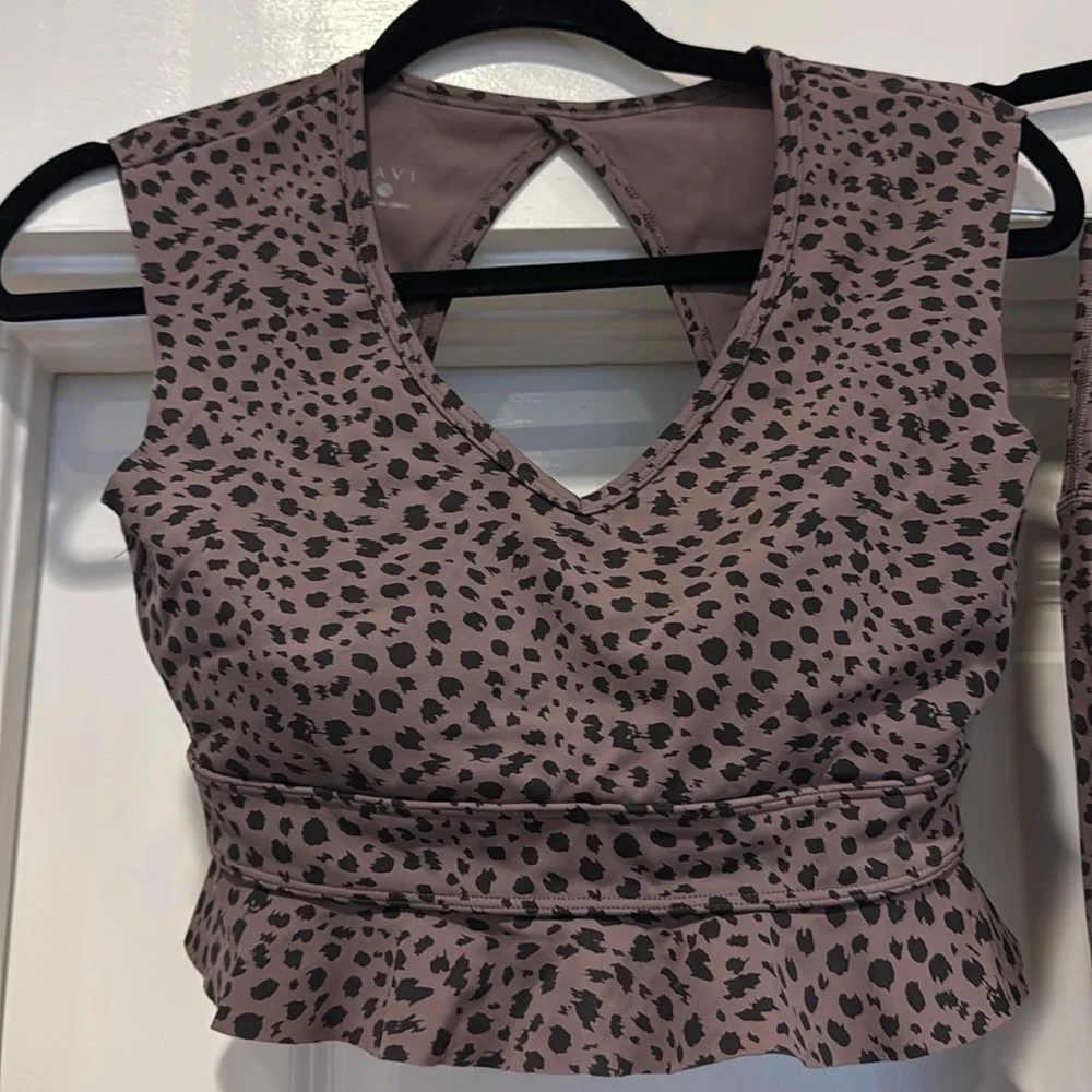 Tavi Workout Set - Picture 2 of 6